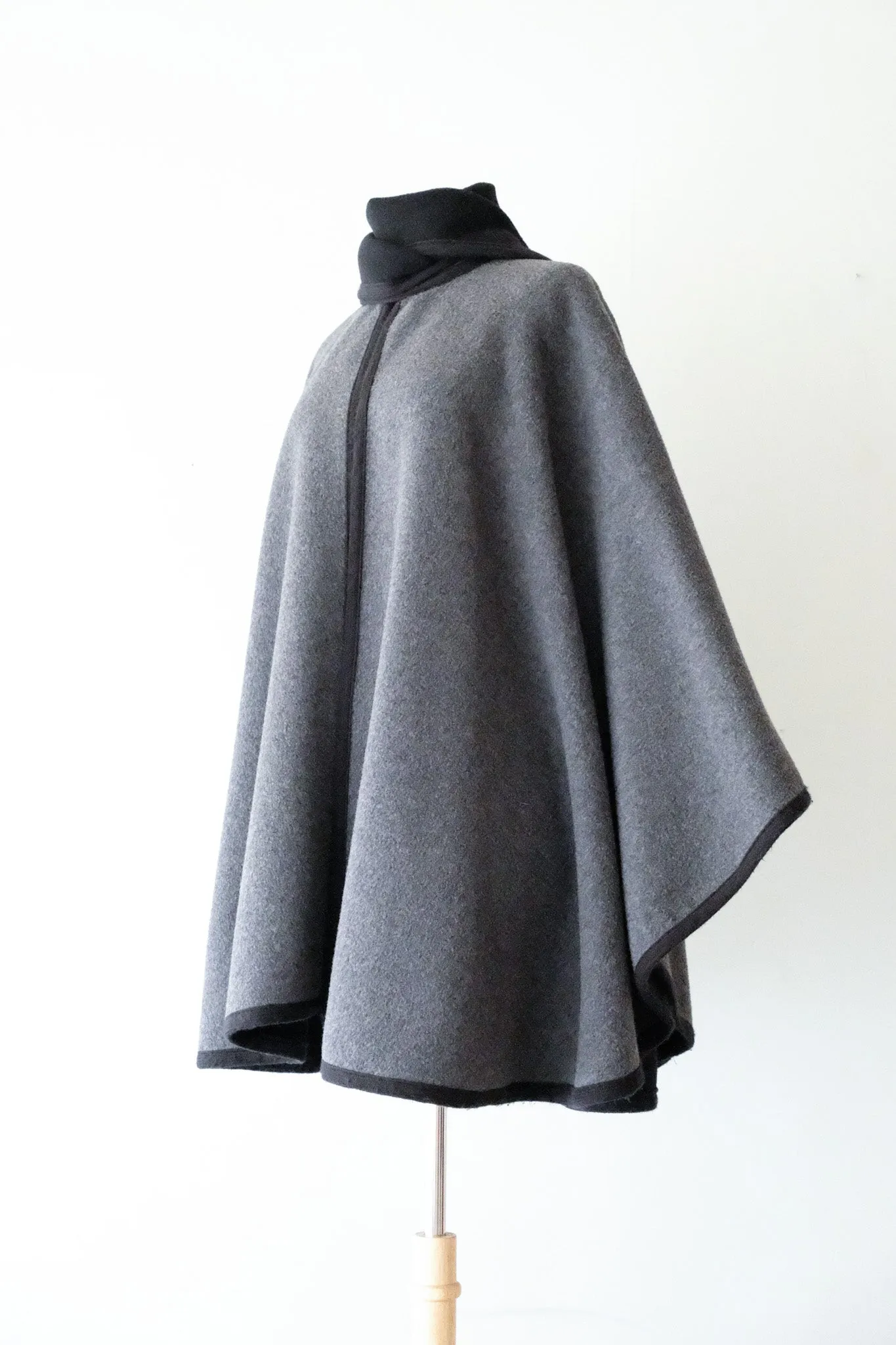 Classic 1980's Black & Grey Reversible Fleece Wool Cape / Sz OS