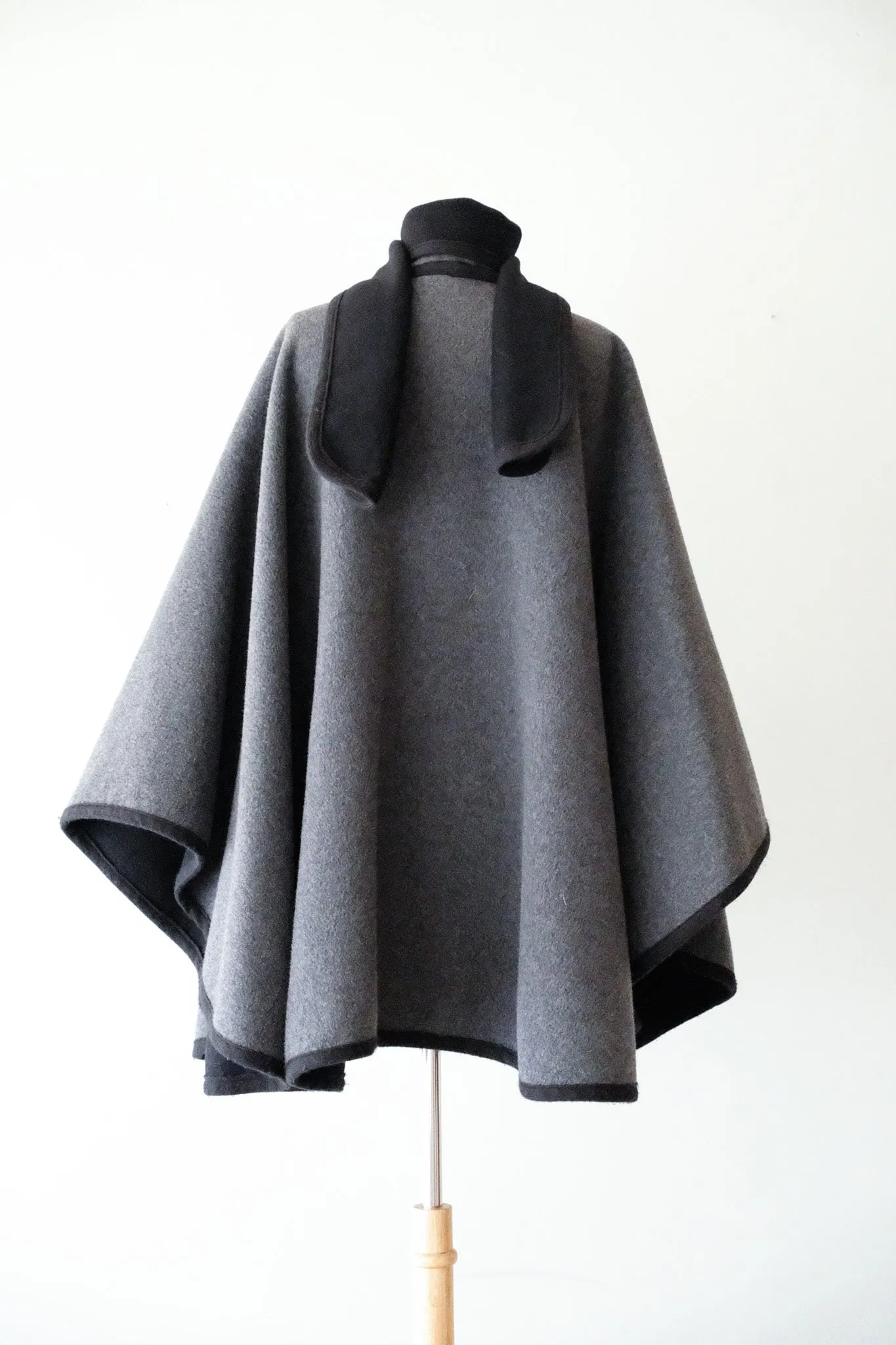 Classic 1980's Black & Grey Reversible Fleece Wool Cape / Sz OS