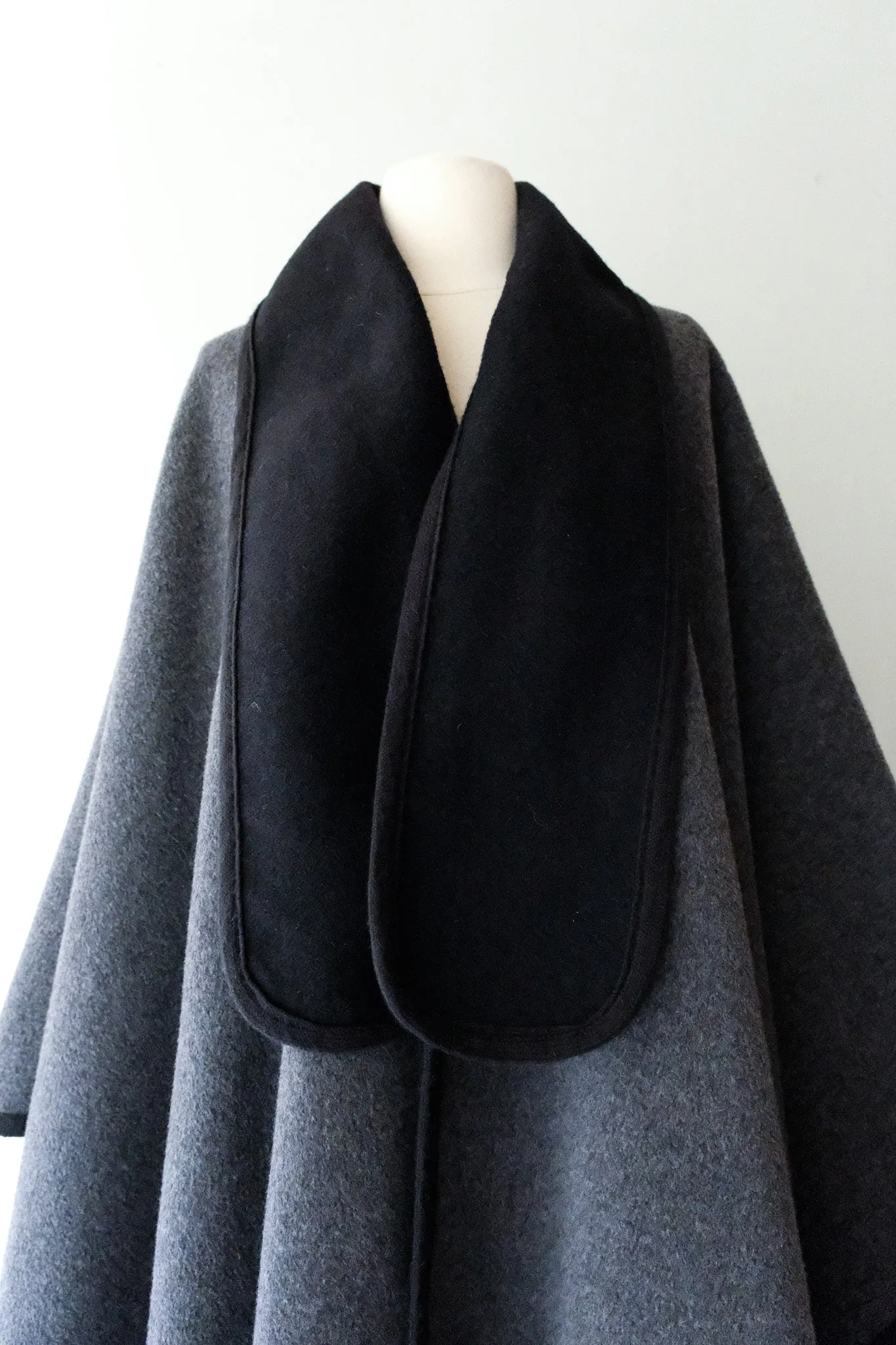 Classic 1980's Black & Grey Reversible Fleece Wool Cape / Sz OS