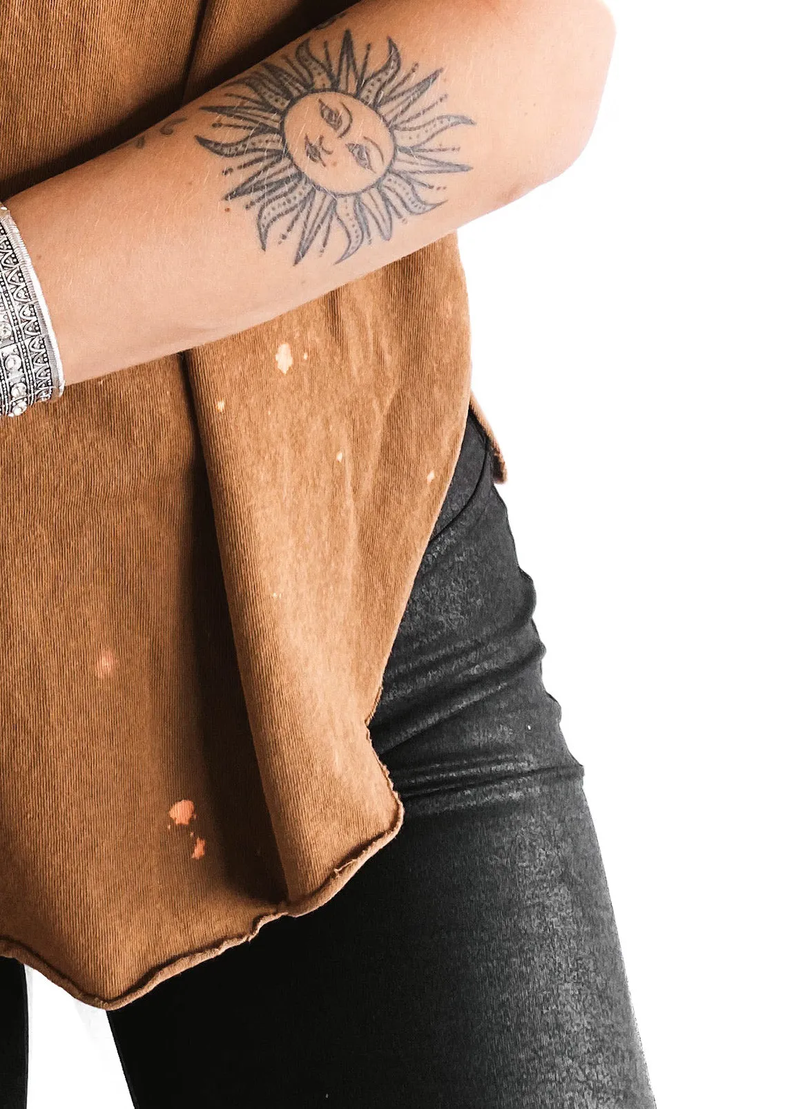 FINAL SALE: PEBBY BASICS BLEACHED OUT BOURBON SIDE SLIT TEE